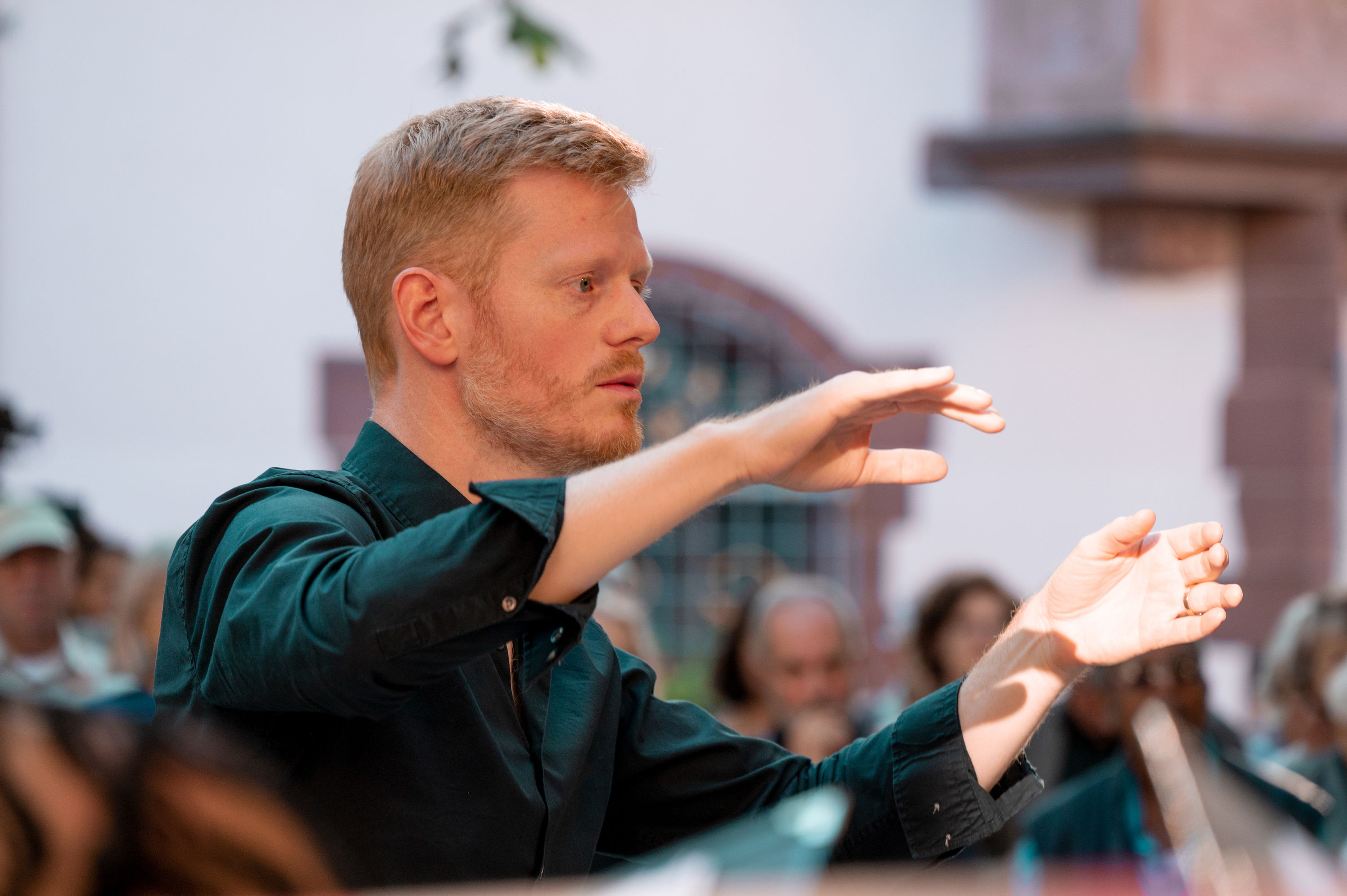 Chorleiter Cornelius Leenen dirigiert